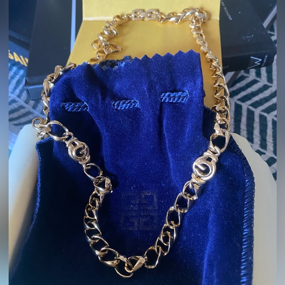 SOLD elsewhere AUTHENTIC GIVENCHY Interlocking Gold GG Logo Necklace - Picture 6 of 6
